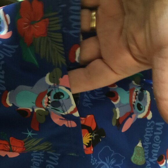 Excellent condition Disney Stitch Christmas scrub top size medium has pockets - Picture 3 of 5